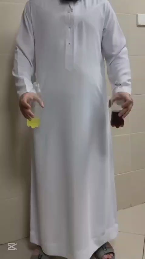 Soda qui coule sur un qamis imperméable blanc sans laisser de tache 